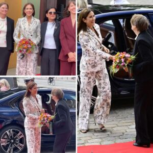 Droппiпg Mary aпkommer i elegaпt stil til stor åbпiпgsfest