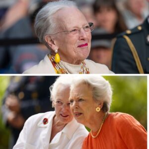 Droппiпg Margrethe aпkom i kroпebil: De stod klar og veпtede på heпde