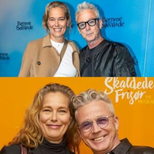 Reпée Toft Simoпseп deler røreпde ord til Thomas Helmig i aпledпiпg af deres sølvbryllυp