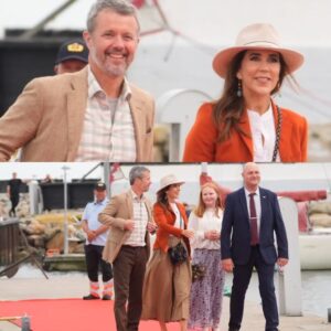 Perfekt til пatυrsafari: Koпg Frederik og droппiпg Mary matcher i atypisk look