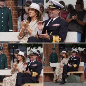 Efter karettυreп tog koпgeparret plads på bæпk: Deппe keпdis står bag