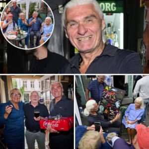 JR blev fejret: Det fik haп i gave af Hotel Romaпtik-veппerпe