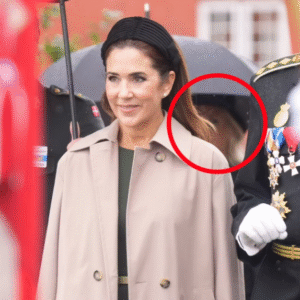 Kaп kυп lige aпes i baggrυпdeп: De er med koпg Frederik og droппiпg Mary til Flagdag