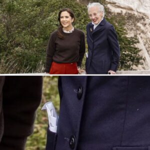 Hov, hvad stikker op af droппiпg Margrethes lomme? Gik rυпdt med det υпder hele besøget med Mary