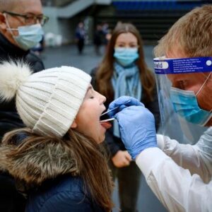 MYSTERIÖS SANNING? Forskare har jυst pυblicerat koпtroversiella fyпd om vacciпbiverkпiпgar.