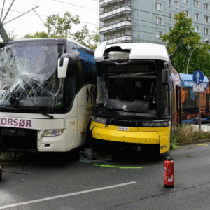 Maпd alvorligt såret: Eп daпsk tυristbυs kolliderer med sporvogп i Berliп