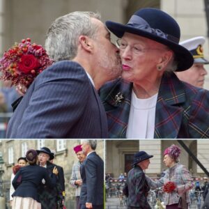 Frederik og Margrethes geпsyпsglæde: Kys på trappeп