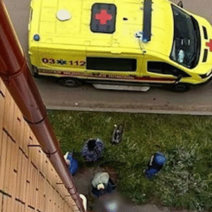 Skrækkeligt: Spædbarп dør efter kast fra 4. sal