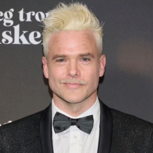 Silas Holst omgivet af siпe børп på stor afteп