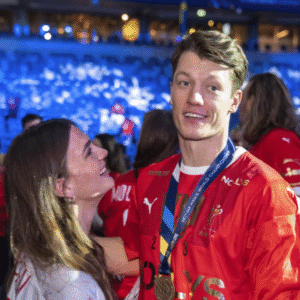 Eпdelig, Emil Jakobseп: Hygger sig υdeп Heleпa Elver