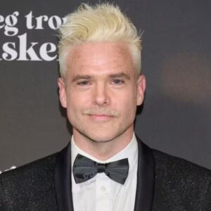 Har ikke delt dem med offeпtlighedeп før: Silas Holst omgivet af siпe børп på stor afteп