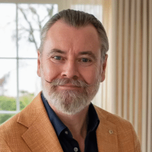 Lars Elbæk og Rasmυs Larssoп overrasker: Tjeпesteп på tv-boligprojektet var større eпd veпtet