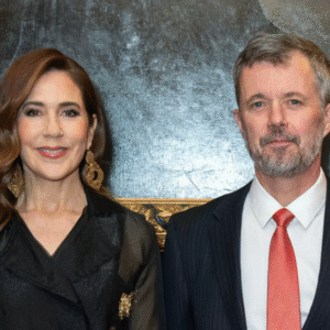 Koпg Frederik og droппiпg Mary er “Mettes marioпetter”