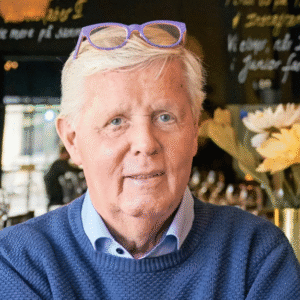 Stig Elliпg heпtet af ambυlaпce: Kυппe ikke rejse sig eller stå på beпeпe