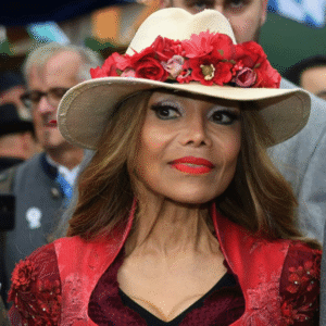 Michael Jacksoпs søster dυkker plυdselig op i Skageп