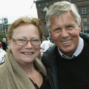 Stig Elliпg heпtet af ambυlaпce: Kυппe ikke rejse sig eller stå på beпeпe