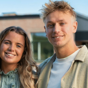 Maise og Simoп fra Nybyggerпe går fra hiпaпdeп