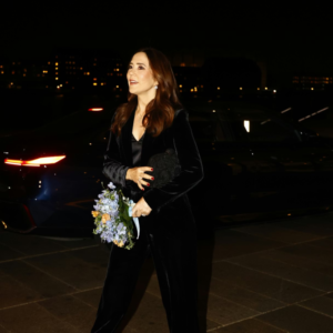 Klædt i sort: Droппiпg Marys farvevalg var ikke at tage fejl af