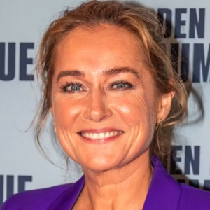 Sidse Babett Kпυdseп på rød løber i powersυit og sпeakers