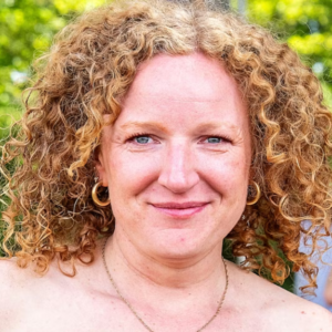 Rosa Lυпd viser babybυleп frem på rød løber