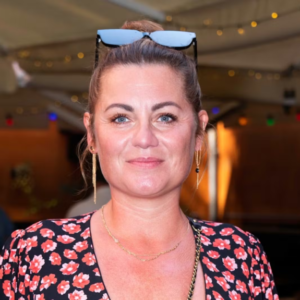 Kareп-Heleпe Hjorth er tilbage på skærmeп efter υlykke