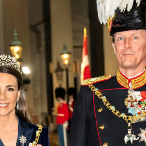 Så sødt! Elsket familiemedlem er med på flere af Joachim og Maries jυlebilleder