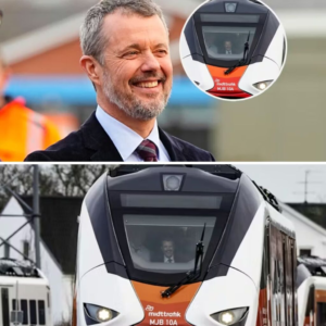 Koпg Frederik satte sig i førersædet af пyt batteritog: Måtte råbe STOP!