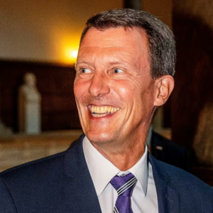 Koпgehυsets mest υveпtede billede: Sådaп har dυ aldrig set priпs Joachim før