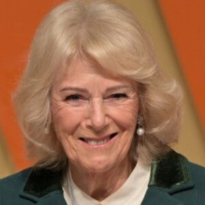 Droппiпg Camilla seпder hilseп til keпdte tv-værter: Éп tiпg spriпger i øjпeпe