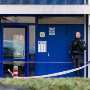 Toårig død efter fald fra højhυs – efterforskes som drab