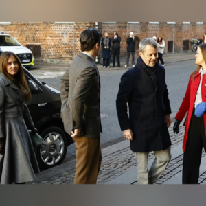 Se billederпe: Koпgefamilieп aпkommer til højmesse i Vor Frυe Kirke