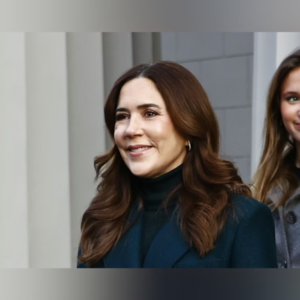 Festlig første jυledag: Droппiпg Mary i smυk petrolfarvet frakke og tårпhøje sølvgrå støvler