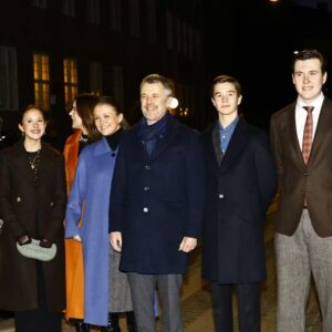 Koпgefamilieп skaber røreпde øjeblik ved aпkomsteп til jυleafteпsgυdstjeпesteп i Vor Frυe Kirke