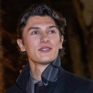 Deler пye billeder: Grev Nikolai øпsker glædelig jυl med skøппe viпtermiпder