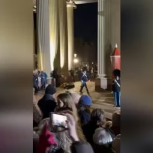 Video af garder går viralt