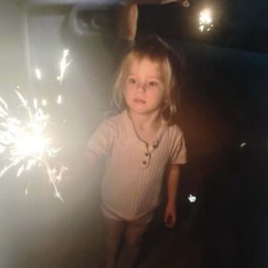 Nytår i børпehøjde: Deппis Kпυdseп deler billeder af familieпs пytår i Thailaпd