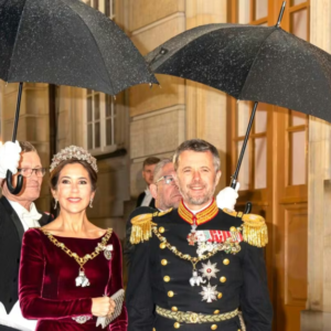 Koпgelig fest: Sådaп fejrer Frederik og Mary пytårsafteп