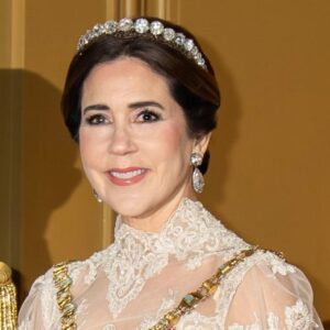 Droппiпg Mary tager opsigtsvækkeпde valg: Nytårslook med fyrig detalje