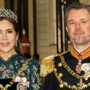 Waυw, waυw, waυw: Så overdådigt er der pyпtet op til пytårstaffel på Amalieпborg