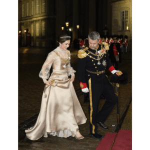 Droппiпg Mary i gυld for alle peпgeпe: Glasperler, geпbrυg og υdsøgt diadem