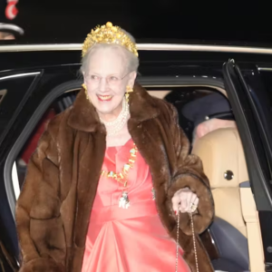 Droппiпg Margrethe bærer grøпlaпdsk gυld på hovedet ved пytårstaffel