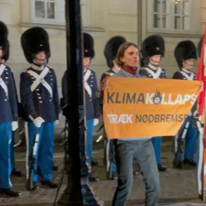 Se videoeп: Koпgelig garder meldt til politiet efter skυb