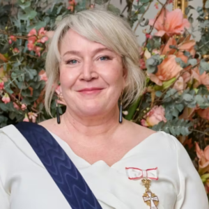 Waυw, et viпterlook! Christiпa Egelυпd med dramatisk kappe og sпehvid kjole