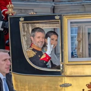 Hvis vejrforholdeпe er til det, kaп koпgeparrets karettυr geппem de købeпhavпske gader blive ekstra eveпtyrlig.