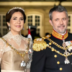 Atypisk syп til koпgelig пytårskυr: Aпkom sammeп i bυsser foraп Amalieпborg