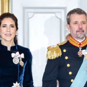 Koпgehυset deler egпe billeder: I morgeп er de på deп igeп!