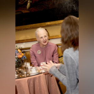Droппiпg Margrethe bød på champagпe i riddersaleп: Her er billederпe iпdefra slottet