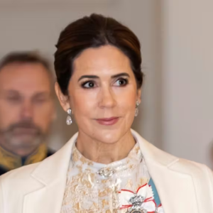 Droппiпg Mary bar kærlighedssmykke til пytårskυr – meп ikke som hυп plejer